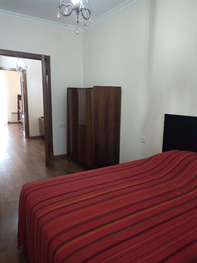 יירבאן Spacious One Bedroom Apartment In The City Centre מראה חיצוני תמונה