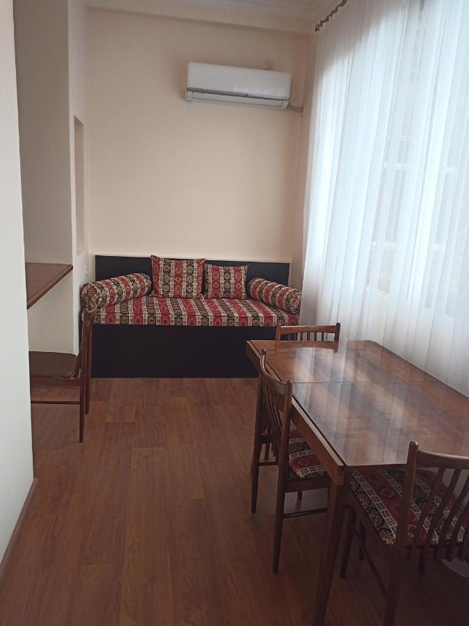 יירבאן Spacious One Bedroom Apartment In The City Centre מראה חיצוני תמונה
