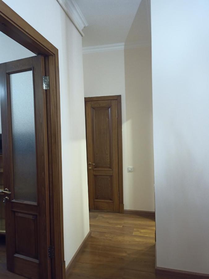 יירבאן Spacious One Bedroom Apartment In The City Centre מראה חיצוני תמונה